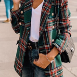 Un elegante blazer multibotón de tweed a cuadros