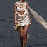 Minivestido sexy con espalda descubierta y tirantes finos