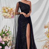 Vestido de noche con paneles de malla con lentejuelas.