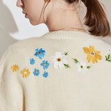 Blusa vintage de punto bordada con flores, estilo blusa floral.