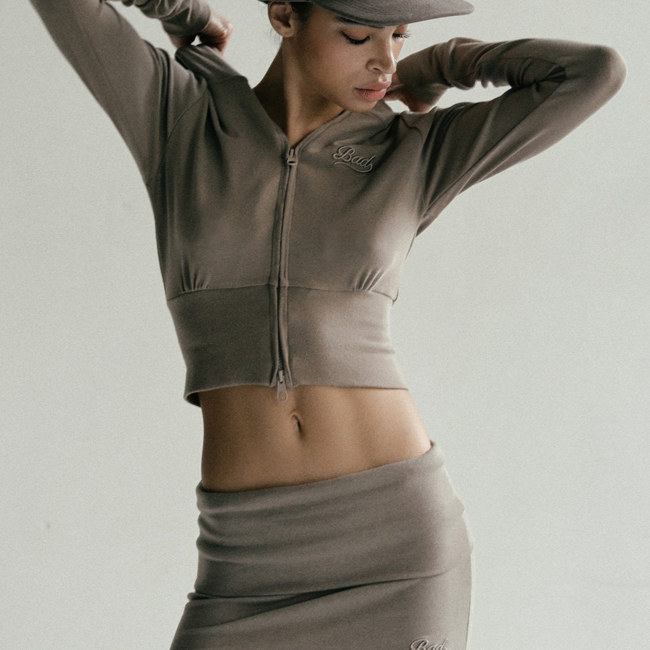 Sudadera corta con cremallera y bordado