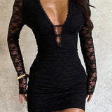 Minivestido sexy ajustado con mangas largas y escote pronunciado de encaje.
