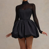 Elegante minivestido ajustado con dobladillo de malla abullonada, estilo sofisticado.