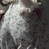 Vaqueros azul claro con estampado floral, cintura alta y pierna ancha.
