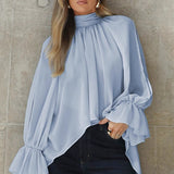 Blusa de gasa azul con mangas acampanadas y aberturas