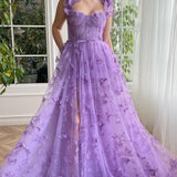 Vestido de noche con abertura en tul transparente con tirantes finos y abertura alta.