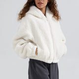 Chaqueta corta con cremallera y capucha mullida