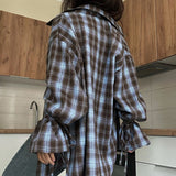 Blusa de cuadros de manga larga con cintura atada y cintura ajustada.