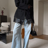 Blazer suave con mangas largas y cintura ajustada, adornado con paneles de encaje negro.