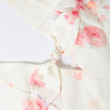 Vestido largo floral con cintura ajustada, escote en pico y cintura alta.