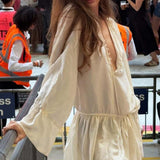 Minivestido chic y elegante con escote en pico y mangas con volantes.