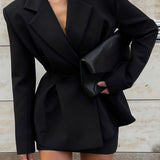 Elegante falda y blazer de dos piezas, ajustados y con estilo, de cintura delgada.
