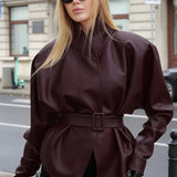 Gabardina de cuero con cuello alto