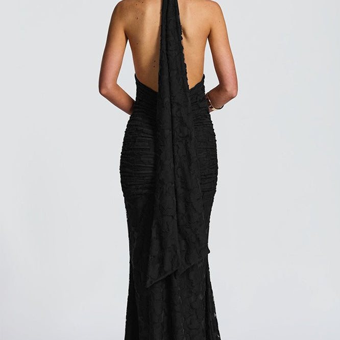 Vestido de noche entallado con detalle de fruncido y lazo.