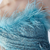 Vestido largo adornado con plumas de avestruz
