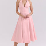 Elegante vestido de noche largo con escote pronunciado y espalda abierta.