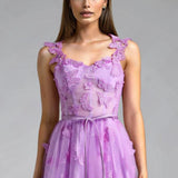 Vestido de noche con tirantes finos y mariposa