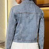 Una chaqueta vaquera holgada, elegante y versátil, adornada con perlas.