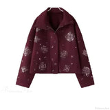 Abrigo de cuello alto adornado con perlas y lentejuelas.