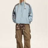Chaqueta reversible con cuello alto y bloques de color.