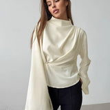 Blusa de gasa de seda beige con cintura anudada y mangas acampanadas, con cinturón para anudar.