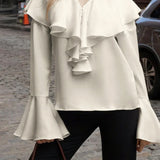 Blusa beige con volantes, escote en pico y mangas acampanadas