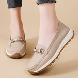 Mocasines de mujer beige con hebilla dorada y suela acolchada