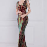 Vestido de noche sirena con lentejuelas y cuentas florales.