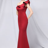 Vestido de noche largo estilo sirena con hombros descubiertos