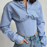 Blusa corta de rayas con cintura ajustada y cuello alto