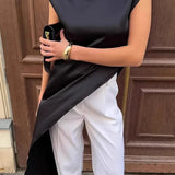 Blusa asimétrica con volantes en satén negro