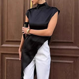 Blusa asimétrica con volantes en satén negro