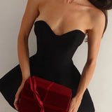 Minivestido sexy sin tirantes y con espalda descubierta
