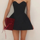 Minivestido sexy sin tirantes y con espalda descubierta