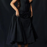 Elegante vestido midi negro sin tirantes