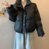 Chaqueta corta acolchada para mujer, con cremallera frontal y botones a presión, cuello alto.