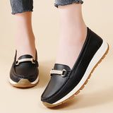 Mocasines de mujer beige con hebilla dorada y suela acolchada