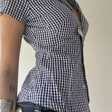 Blusa ajustada de cuadros azules con cuello polo y mangas cortas