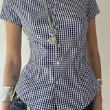 Blusa ajustada de cuadros azules con cuello polo y mangas cortas