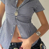 Blusa ajustada de cuadros azules con cuello polo y mangas cortas
