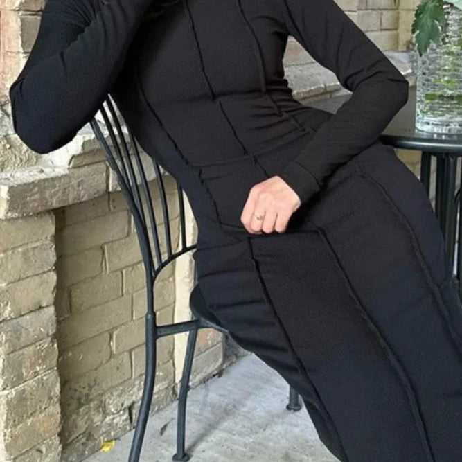 Vestido ajustado con cuello redondo y abertura.