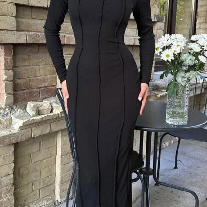 Vestido ajustado con cuello redondo y abertura.