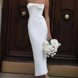 Elegante vestido midi sin tirantes con lazo