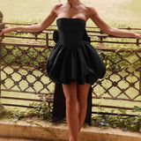 Vestido de noche mini sin tirantes con lazo y abertura