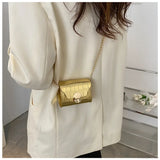 Mini bolso bandolera de piel brillante