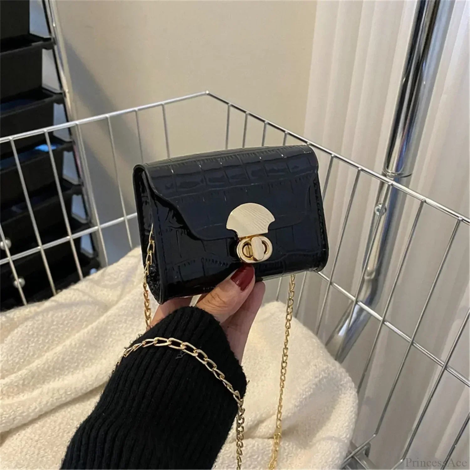 Mini bolso bandolera de piel brillante