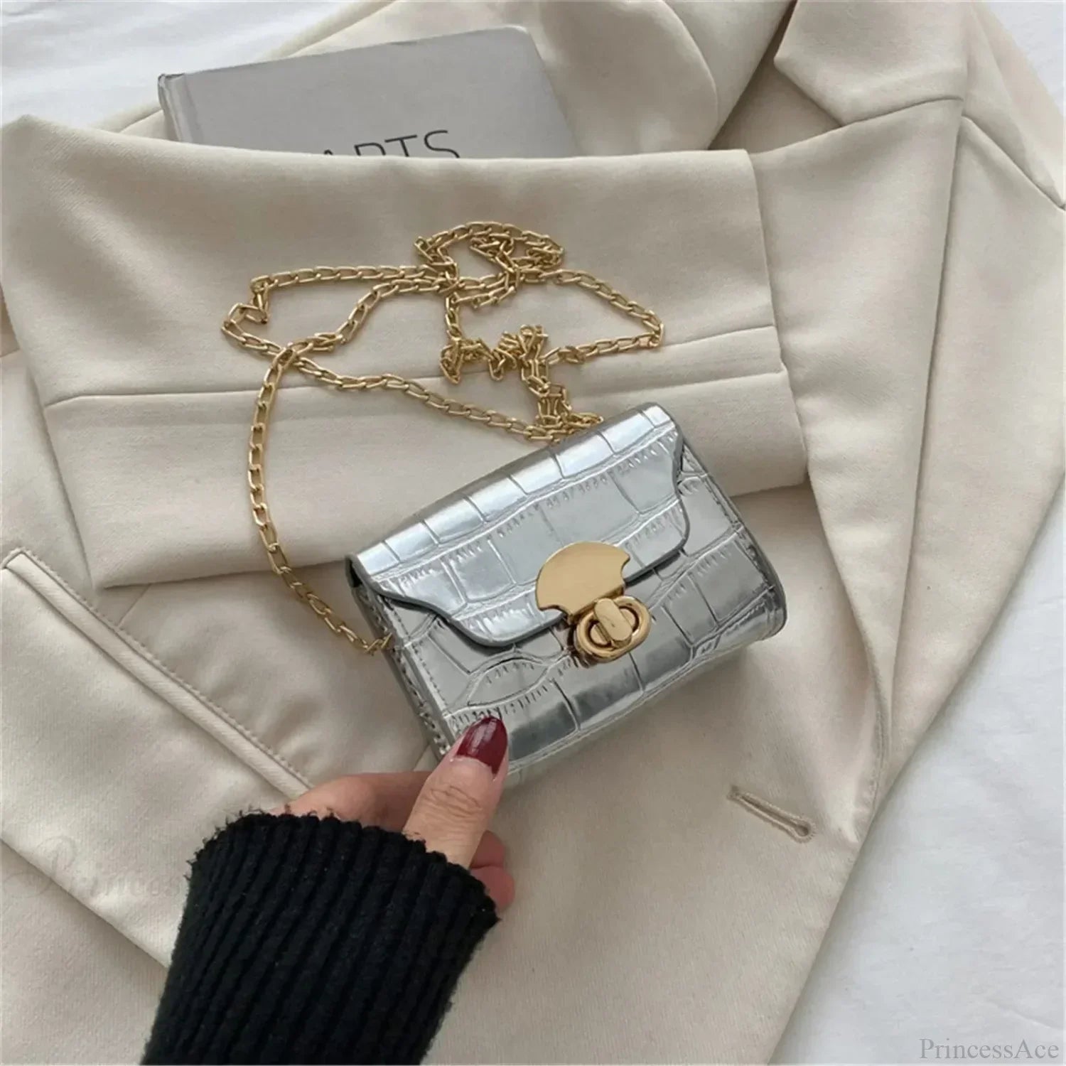 Mini bolso bandolera de piel brillante