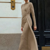 Vestido largo de punto marrón con cuello redondo