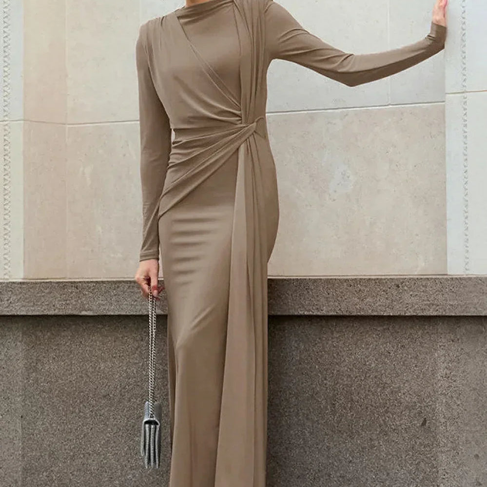 Vestido largo de punto marrón con cuello redondo