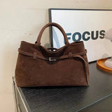 Bolso grande con hebilla decorativa en ante sintético